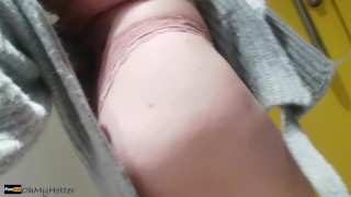 Показала сиськи в примерочной