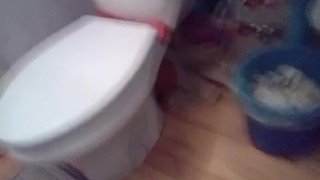 Сам себе дрочит ногами лижет ноги в ванной self suck autofellatio self footjob
