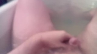 Сам себе дрочит ногами лижет ноги в ванной self suck autofellatio self footjob