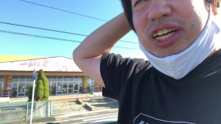八戸に到着したことを自信満々に報告する太った男。