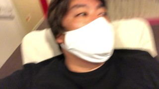 フェリーの中でマッサージ機に座る男