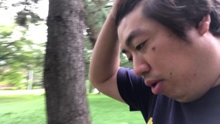弘前城で朝の散歩をする男