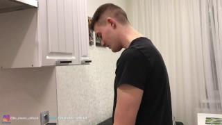 Милая школьница в круглых очках получила камшот в лицо и на волосы