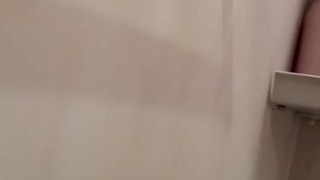 ジムのシャワー室でムラムラしてしまい射精オナニー