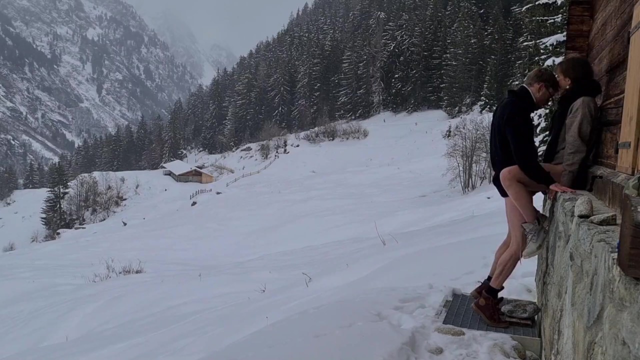 Casal se esconde para foder enquanto caminha na neve, floresta de montanha  e canto de pássaros, amor íntimo romântico