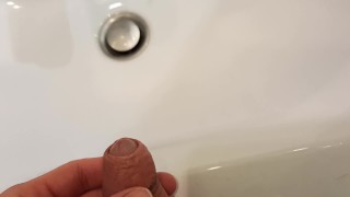 Ссу в раковину и мечтаю о девушке, которая захочет принять мою мочу в свой рот 