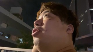 早朝に歩道橋で喋る男