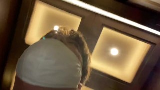 東京ミッドタウン日比谷を散歩する男