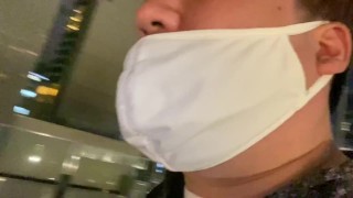 東京ミッドタウン日比谷を散歩する男