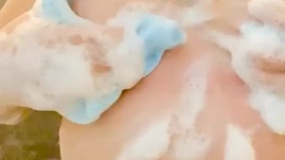 体を洗ってるとエッチな気分になるよね？……お風呂で洗いっこしたいなー