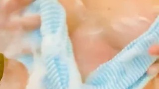 体を洗ってるとエッチな気分になるよね？……お風呂で洗いっこしたいなー