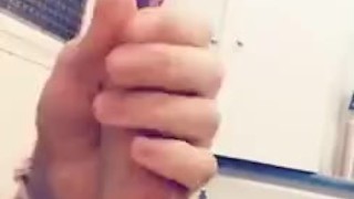 Chico guapo se masturba con filtro de snapchat