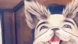 Chico guapo se masturba con filtro de snapchat