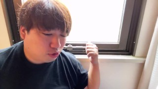 ホテルで昨晩の晩御飯の説明をする男