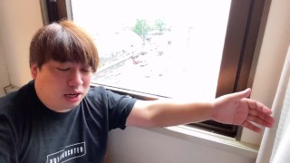 ホテルで昨晩の晩御飯の説明をする男
