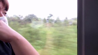 終始無言で電車に乗っている男