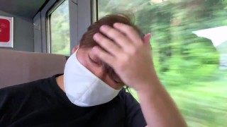 終始無言で電車に乗っている男