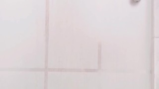 A MI MEJOR AMIGO EN LA DUCHA Y TERMINA FOLLANDO MI CULO