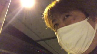 大阪の歩道橋で喋る太った男
