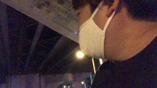 大阪の歩道橋で喋る太った男