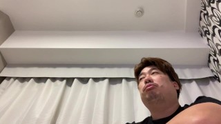 銀行に行って、打ち合わせをしたことを報告する男