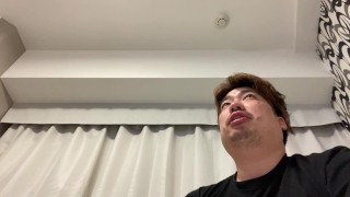 銀行に行って、打ち合わせをしたことを報告する男