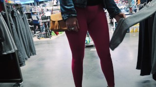 Leggings rose qui moule la chatt et les fesses en public