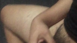 Hombre con gran pene masturbándose