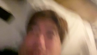 ベットの上で昨日の出来事を解説する男