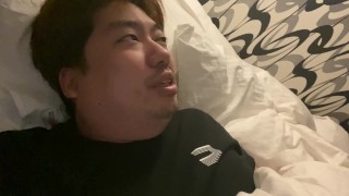 ベットの上で昨日の出来事を解説する男