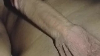 Joven despierta caliente con la verga dura