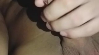 Joven despierta caliente con la verga dura