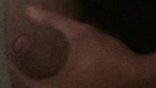 Hombre se masturba en el baño y se viene