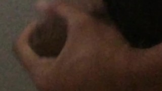 Hombre se masturba en el baño y se viene