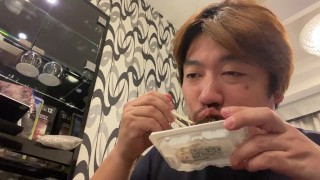 一人で晩御飯を食べるデブ男