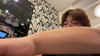 一人で晩御飯を食べるデブ男