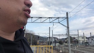 河口湖駅に来た様子を話す男