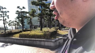 竹芝桟橋で海の様子を確認する男