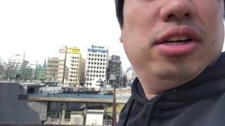 四谷のソフィア通りを歩く男