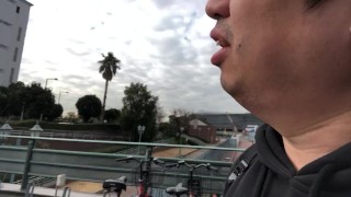 東京湾岸警察署の近くを散歩する男