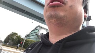 東京湾岸警察署の近くを散歩する男