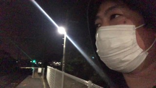 福岡県に上陸、朽網駅を紹介するデブな男