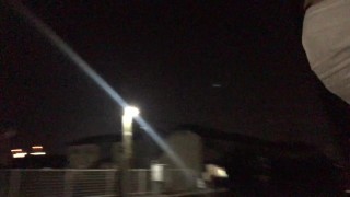 福岡県に上陸、朽網駅を紹介するデブな男
