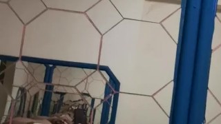 Veo el culo de mi mujer en el espejo, toda una puta en la cama