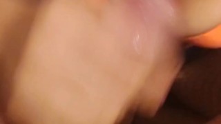 Modelo culona se excita y se folla al camarógrafo le saca todo el semen con su rica lenceria