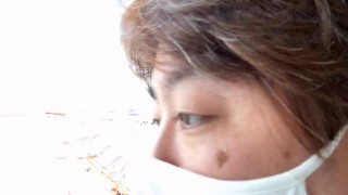 成田空港で飛行機を眺める男の様子