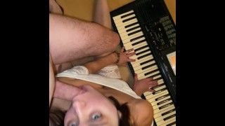 Милф Туманова играет на пианино и сосет хуй