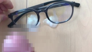 女友達のメガネにぶっかけ