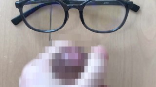 女友達のメガネにぶっかけ
