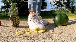 Kati crushing makes you a nice fruit salad Fruit crush trample, crushed fruit